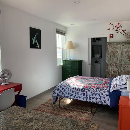 Black Elephant Hostel Портленд Экстерьер фото