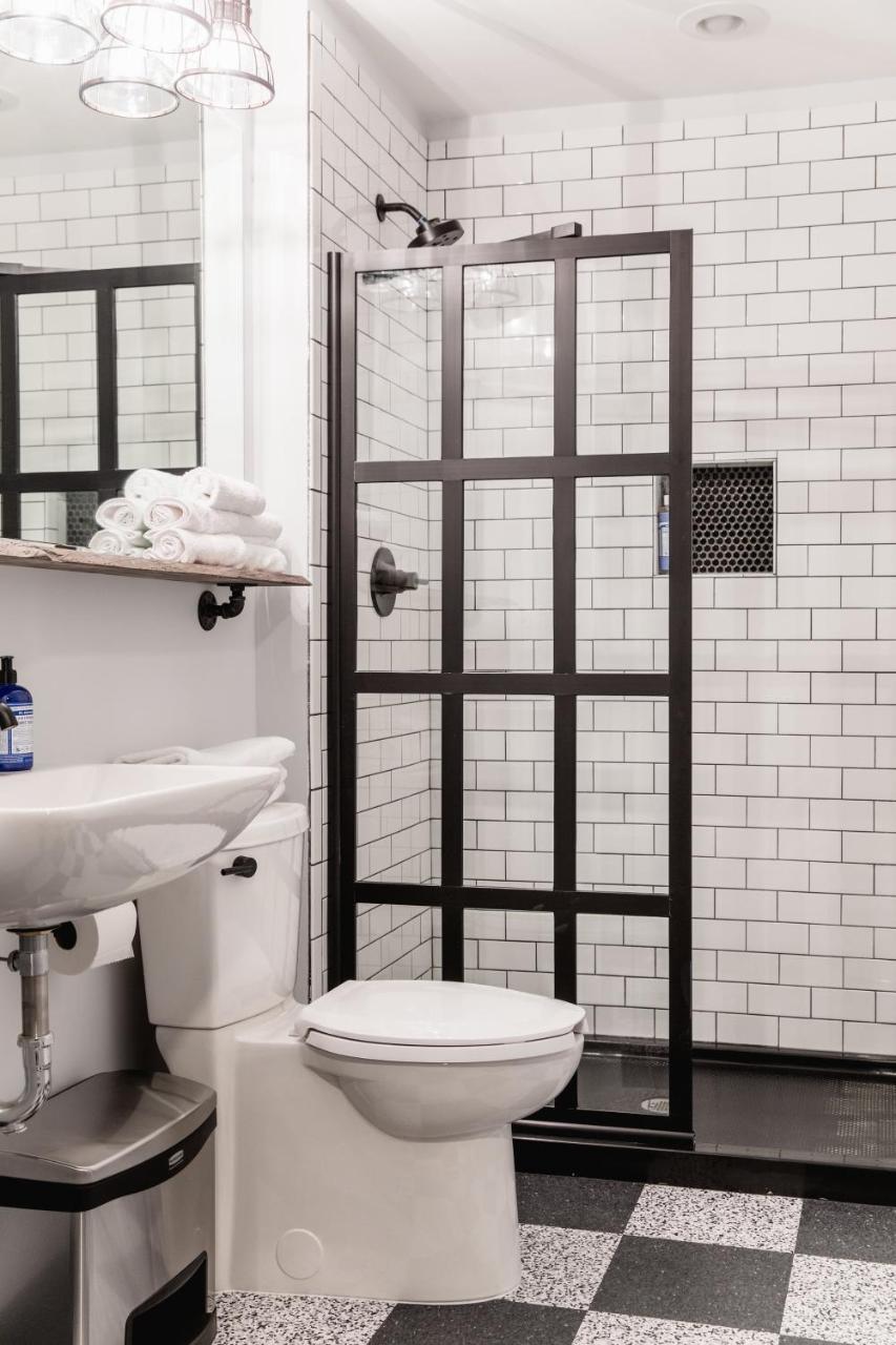 Black Elephant Hostel Портленд Экстерьер фото