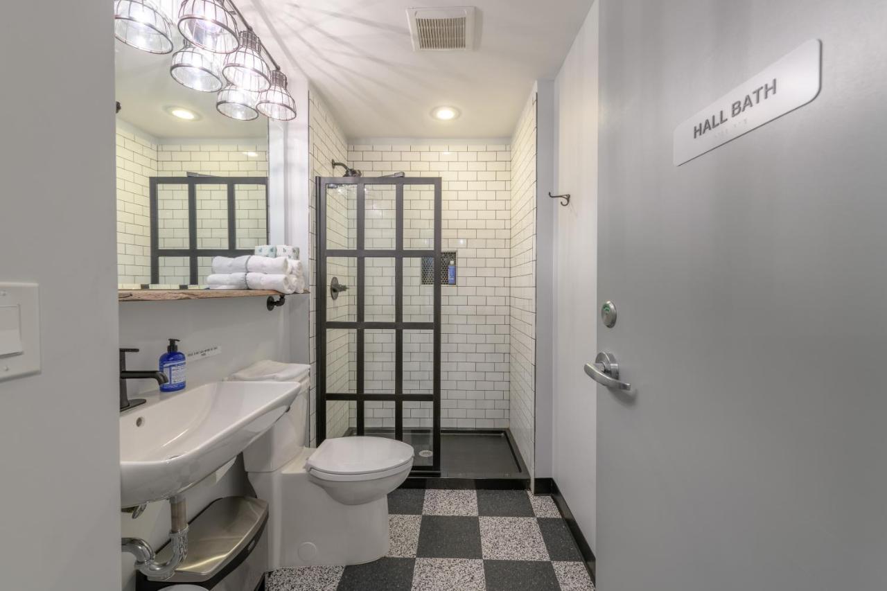 Black Elephant Hostel Портленд Экстерьер фото