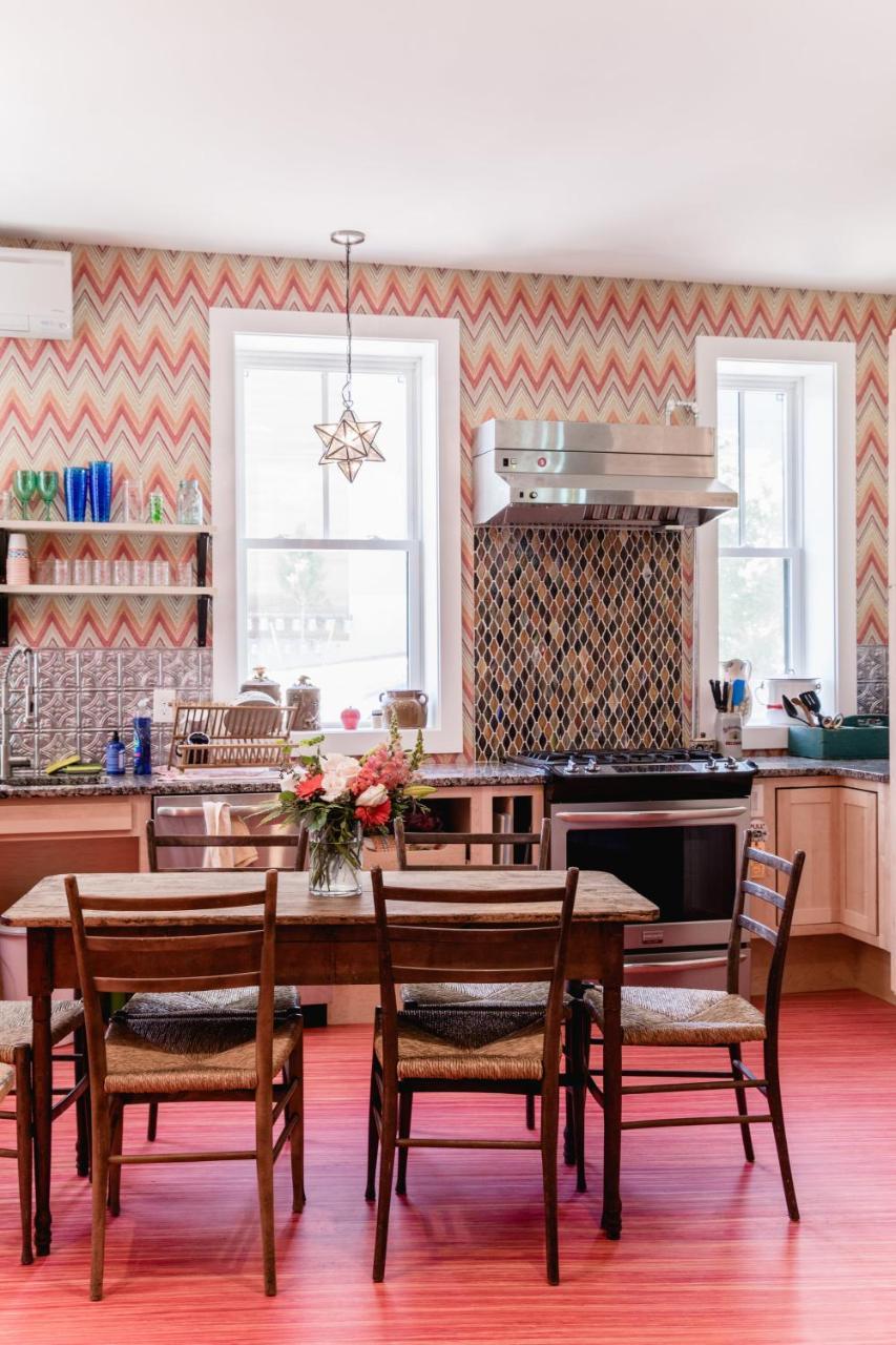 Black Elephant Hostel Портленд Экстерьер фото