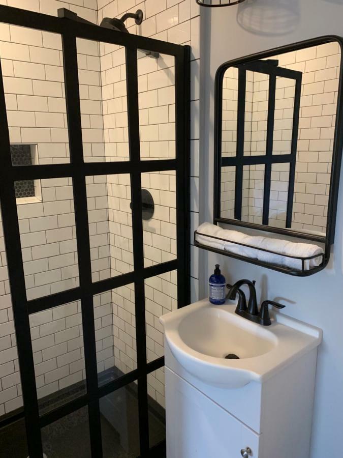 Black Elephant Hostel Портленд Экстерьер фото